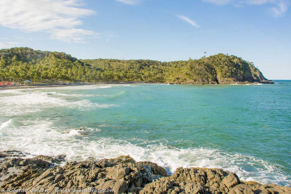 Imagem do mar azulado e de águas claras da Prainha.